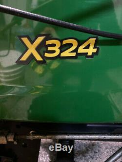 John Deere X324 Tracteur À Gazon All-wheel-steer Avec Collecteur De Feuilles Et D'une Souffleuse